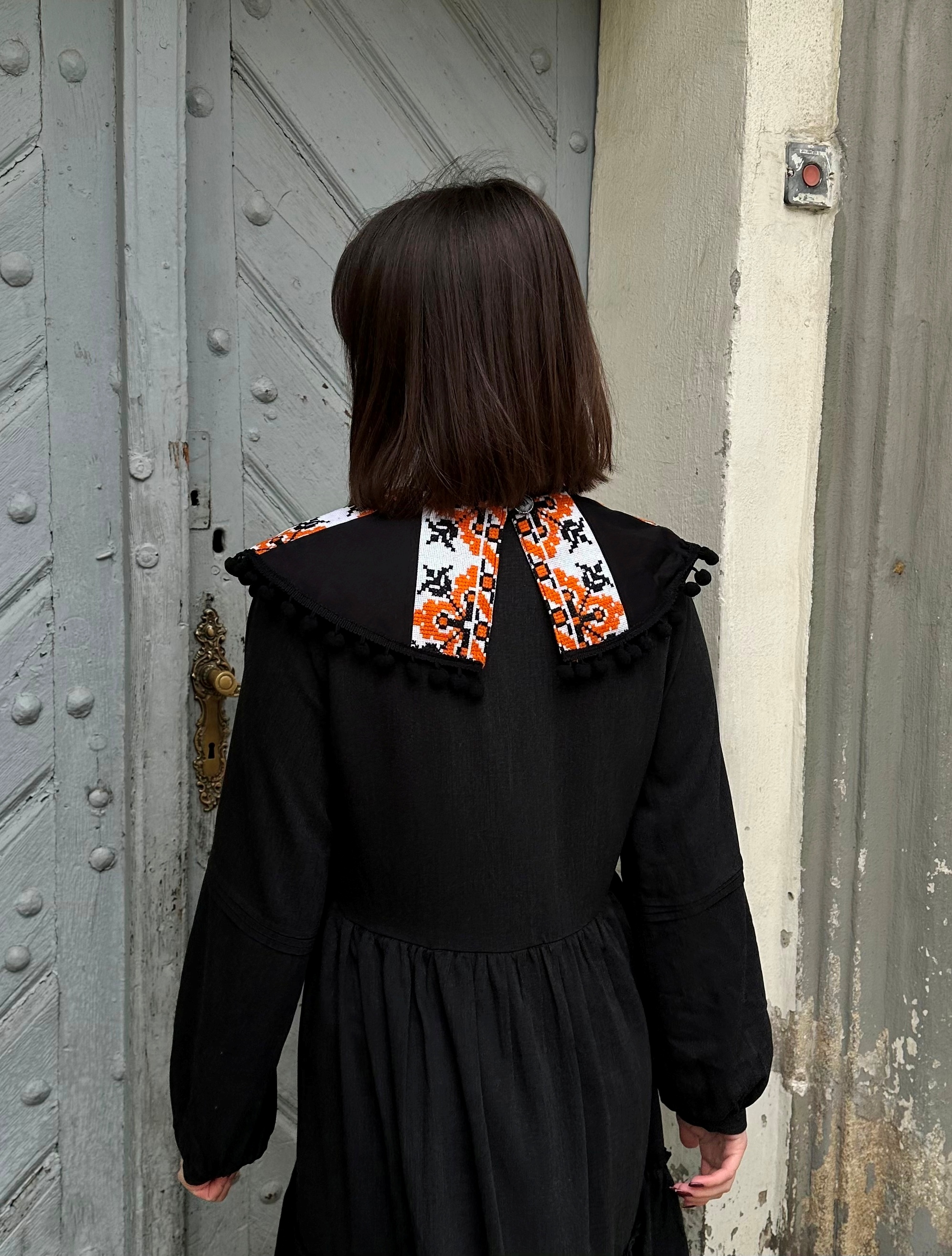 Комірець з вишивкою, який символізує щастя і любов